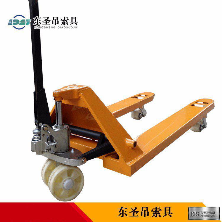 手動(dòng)叉車操作簡單也不要掉以輕心